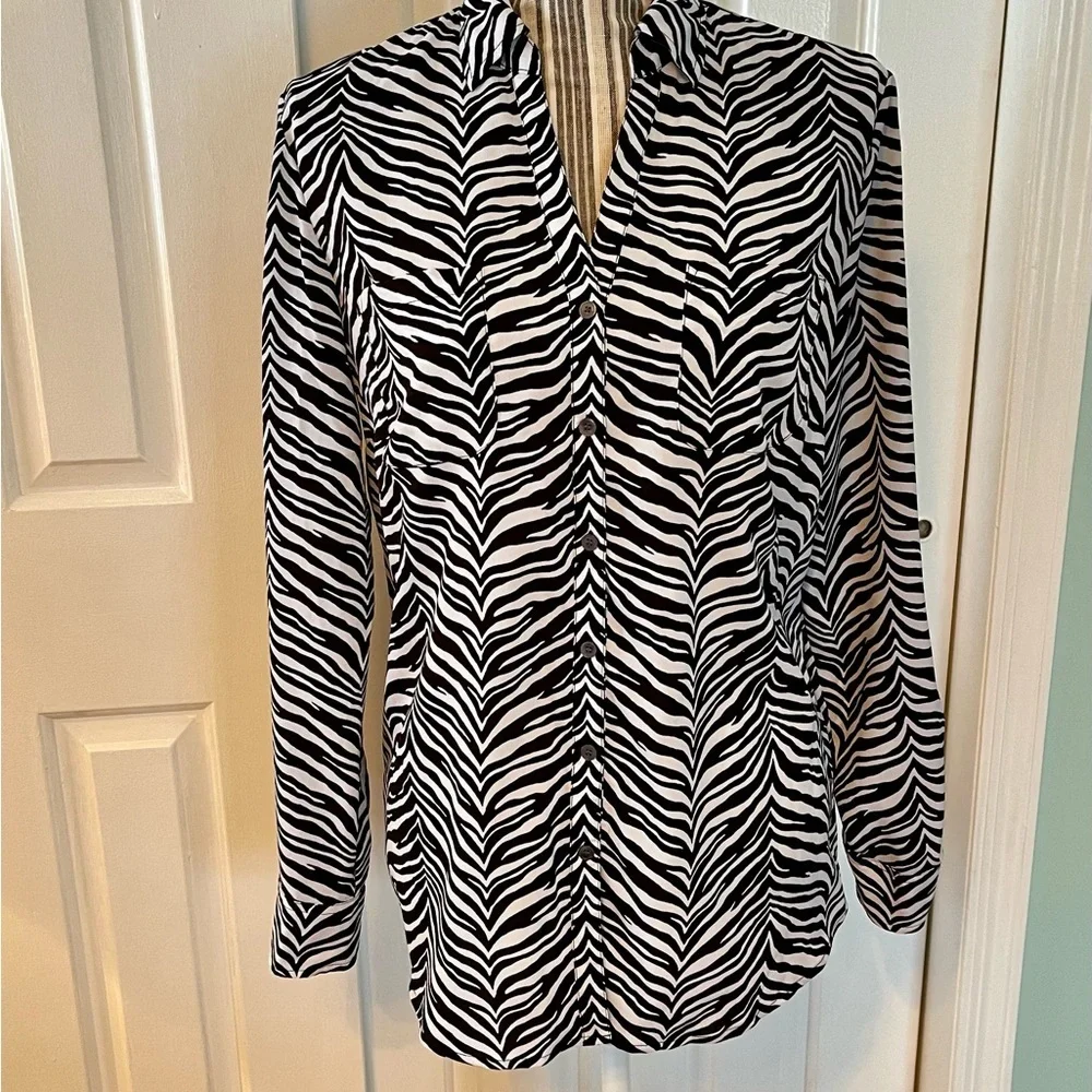💕Talbots size 10 button down blouse. Black and white animal print - Picture 2 of 6
